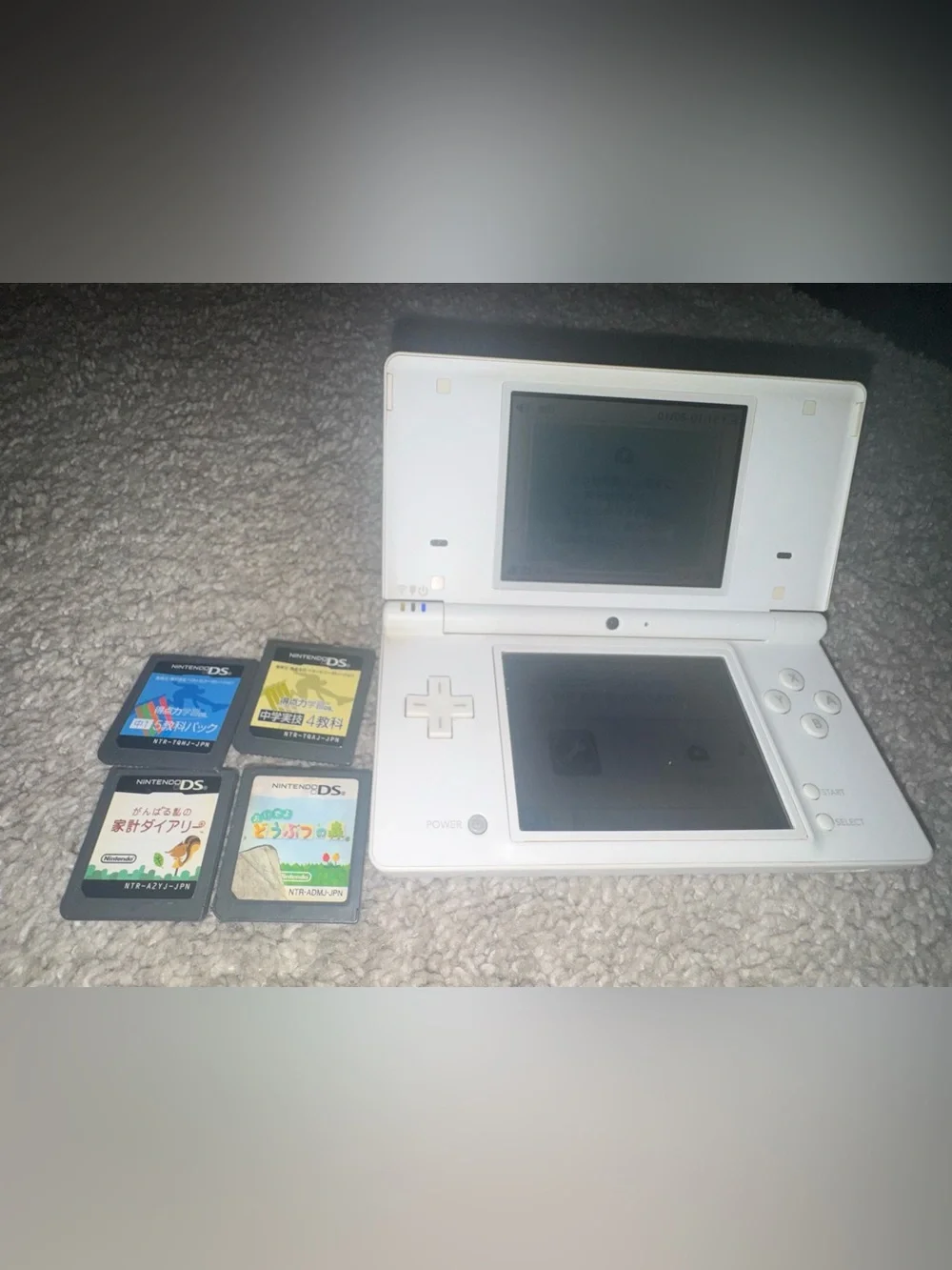 Nintendo DSI White Dual-Screen Handheld with 4 DS Game Cartridges - Japanese